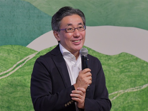スターバックス コーヒー ジャパンの水口貴文CEO。人・環境・地域の3つを軸にした出店戦略を打ち出した。年100店を新規出店し、2024年末には「意義のある2000店舗をつくる」と意気込む(写真:スターバックス コーヒー ジャパン)