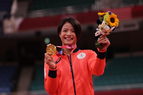 柔道の阿部詩選手が掲げるメダルは小型家電の金属をリサイクルし、公式ウエアは再生ポリエステルで製作された(写真:代表撮影/日本雑誌協会)
