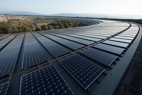 2017年に移転した新本社「アップル・パーク」は屋上の太陽光発電パネルなどで100％再エネ化を達成している（写真：アップル）