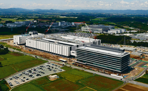 熊本県菊陽町に建設中のTSMC（運営子会社JASM）の半導体工場。年間310万tの地下水をくみ上げる（写真：毎日新聞社/アフロ）