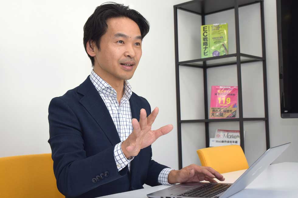 いつも社の執行役員である立川哲夫氏。EC事業拡大を目指す企業に対して、D2Cモデル提言、DX（デジタルトランスフォーメーション）戦略立案、実行計画策定を行っている。また、全国のブランドメーカー・老舗企業・中小企業の新規販路戦略の提言・人材育成にも携わる