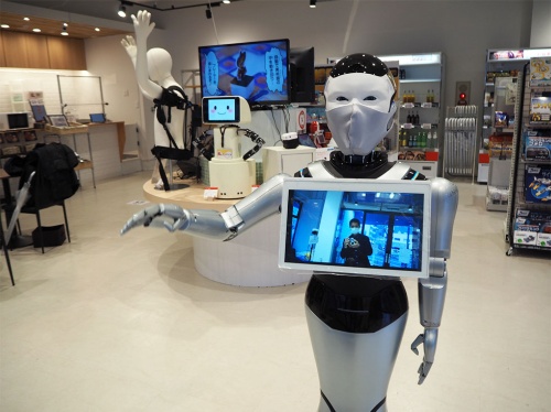ロボットマートの店内。中国メーカーが開発した案内ロボが出迎える。一般のコンビニと差異化するため、奥の棚にはお菓子や缶詰、飲み物など全国ローカルの食品が並んでいる