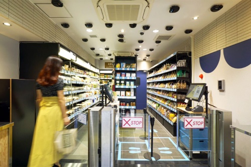 高輪ゲートウェイの店舗に続いて、20年10月にはJR山手線の目白駅に紀ノ国屋の無人店「KINOKUNIYA Sutto(キノクニヤ スット)」を開店した