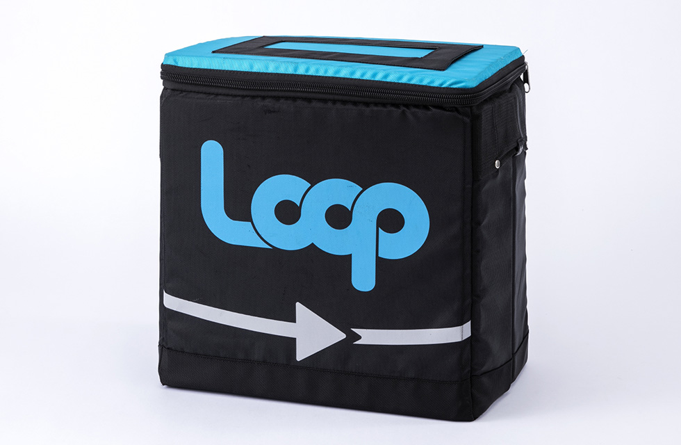 日本国内で使用するLoopのトートケース（開発中）。このトートケースに商品を入れて宅配することで、緩衝材などのごみが出ない