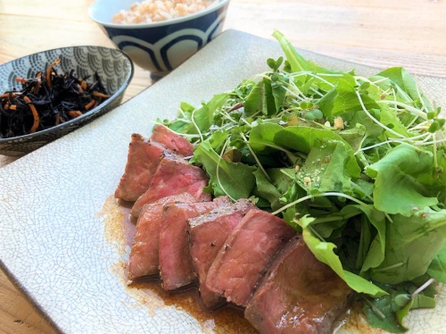 写真は社食での臨床試験で提供した定食の例。トンカツやローストビーフ、鮭の味噌マヨネーズ焼き、チンジャオロースなど和洋中様々な料理が並ぶ。これで摂取カロリーは400~500キロカロリー程度、必要な栄養素をすべて含むという