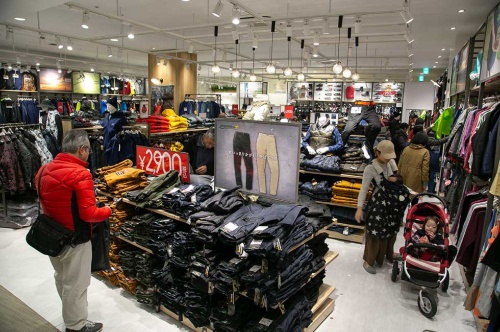 2018年9月に誕生した新業態「ワークマンプラス」の1号店。売り場の見せ方を変えるだけで、アウトドアショップに変貌した