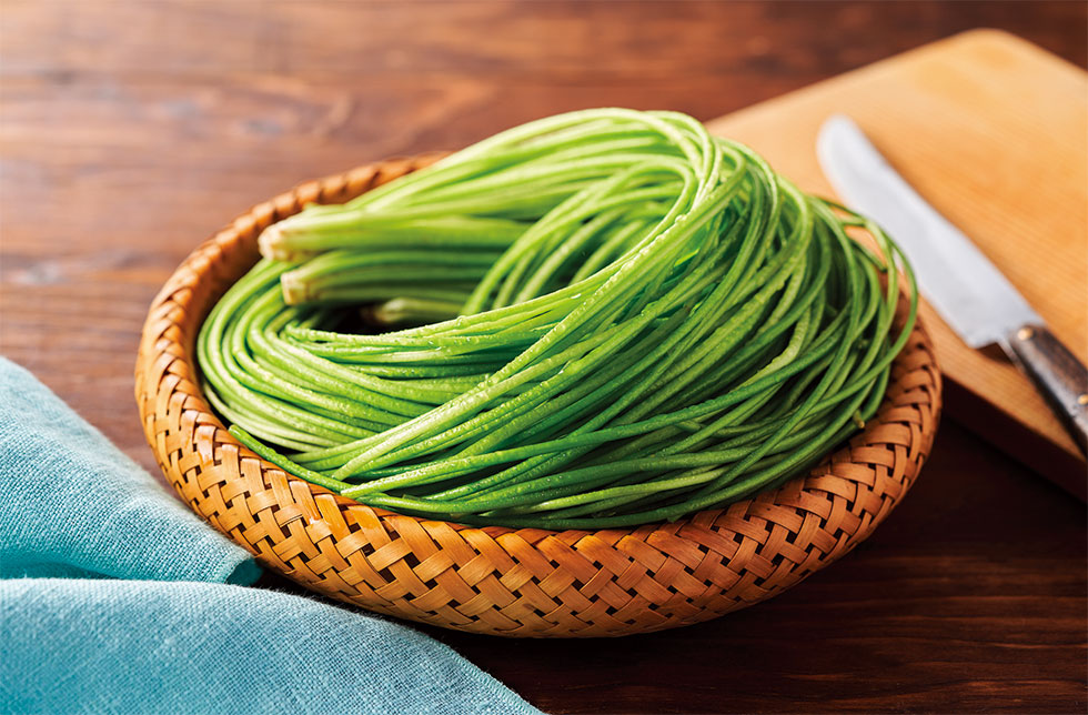 「ぐるはす」は水蓮菜（スイレンサイ）という名前の野菜。ぐるぐるとした見た目が特徴。2019年に発売した。当時のバイヤーが、外食をした際に水蓮菜に出合って「面白い」と思い、台湾出張時に取引できる農家を探して契約したという。現地では炒め物の材料として人気が高い