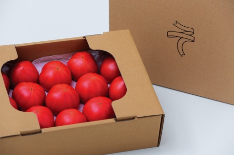 「越冬トマト」には「フルーツトマト」と「レギュラー」がある。自社ECサイトで季節限定販売（時期と品質で価格は変動）
