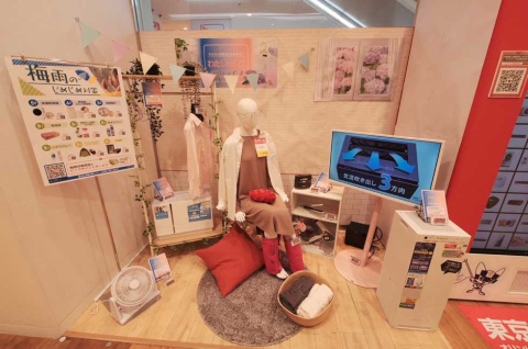 ユニクロの売り場横に置かれた、マネキン人形を使った生活シーンの展示。ビックカメラで売られている家電などがさりげなく展示されている（写真／新関雅士）