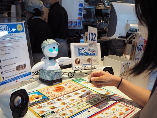 モスバーガー大崎店で実証実験として運用した分身ロボット。「ゆっくりレジ」として対話を楽しみながら注文できるようにした。当初の実施期間は2020年7月27日から8月25日まで