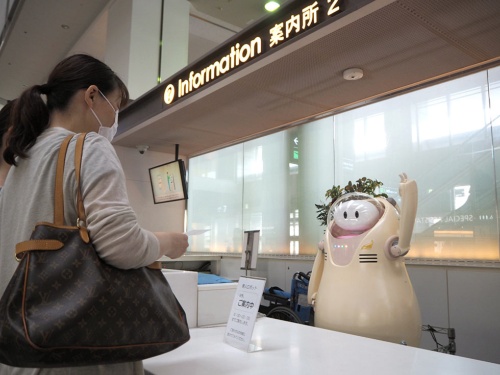 羽田空港の案内カウンターで稼働するアバターロボット「MORK（モーク）」