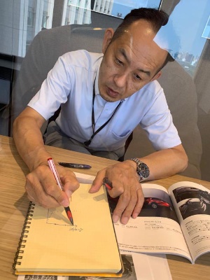 CX-30開発主査 佐賀尚人さん(2021年3月時点での役職は、商品本部副本部長兼 商品企画部長)。透明のついたてを挟んでインタビューしていたので、窓の光が反射していますがご容赦を。撮影時はマスクをはずしていただきました。(Y)
