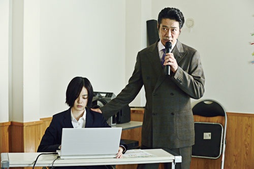 宇津帆(堤 真一)と佐野ヒナコ(平手友梨奈)は、伝説の殺し屋“ファブル”(岡田准一)とそれぞれ因縁がある ©2021「ザ・ファブル 殺さない殺し屋」製作委員会