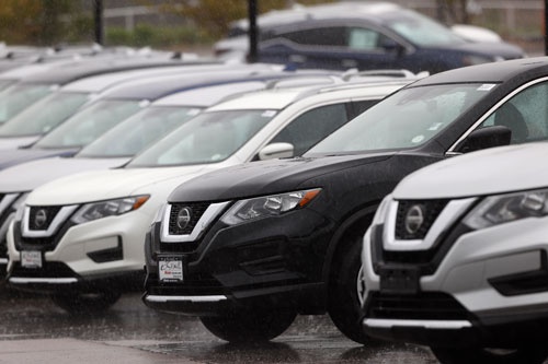 米国の販売店に並ぶ日産の主力SUV「ローグ」（写真：AP/アフロ）