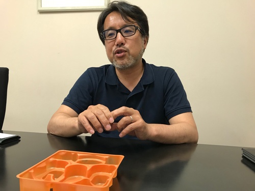 城南村田の青沼隆宏社長は「フェースシールドの生産を通じて、教えてもらったことの方が多い」と話す
