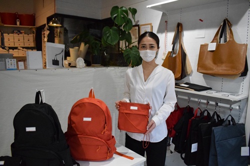 中島多恵子氏は、バッグ作りの経験がないまま、COETを立ち上げた(東京・中野にあるCOETの工房兼店舗)