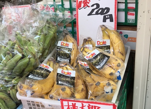 都内の商店街の青果店で販売されるバナナ。通常よりも数十円高くなっているという