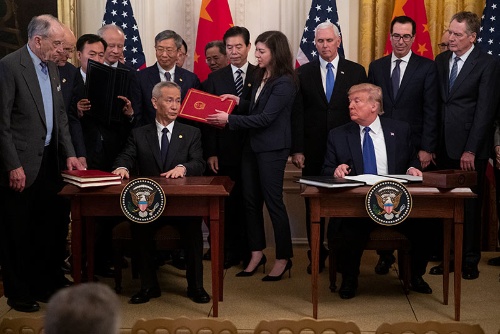 今年1月、トランプ大統領は米中貿易交渉の「第1段階」の合意文書に署名した。しかし、米中の関係はその後、悪化の一途をたどっている(写真:AP/アフロ)