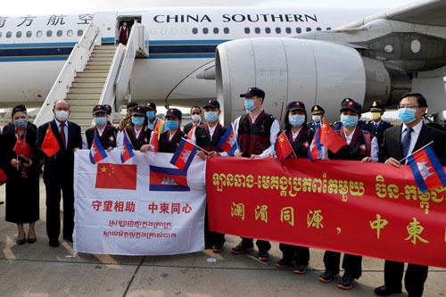 カンボジアに到着した中国の医療チーム。中国は世界規模で「マスク外交」を展開する(写真:AFP/アフロ)