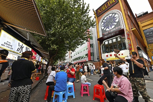 7月中旬、武漢の繁華街は大勢の武漢市民でにぎわっていた(写真:町川秀人、以下同)