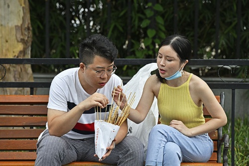 串料理を食べる武漢のカップル
