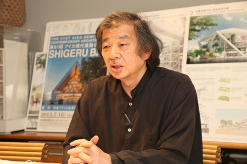 <span class="fontBold">坂茂(ばん・しげる)氏</span><br> 建築家。1957年東京生まれ。84年米クーパーユニオン建築学部卒業。85年に坂茂建築設計を設立。2014年に「建築のノーベル賞」とも言われるプリツカー賞、17年には紫綬褒章を受章。19年から慶応義塾大学環境情報学部教授を務める。被災者への住環境に対する支援事業を行うNPO法人「ボランタリー・アーキテクツ・ネットワーク(VAN)」代表(写真:都築 雅人)