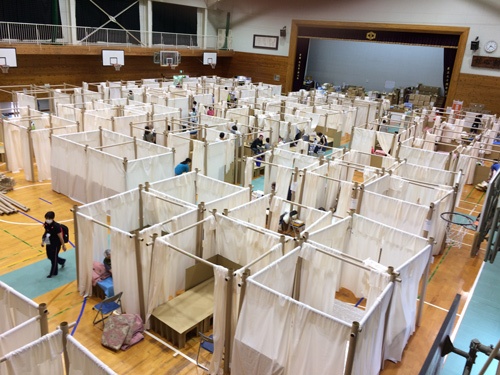 熊本県人吉市の中学校に設置した避難所用・間仕切りシステム(PPS)。政府からの依頼で坂茂氏やNPOスタッフが現地に入り設置の手順などを指導した(写真提供:ボランタリー・アーキテクツ・ネットワーク)