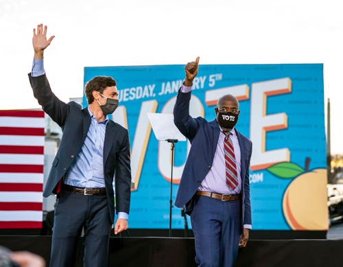 米ジョージア州の上院議員決選投票で当選を確実にしたオソフ氏(左)とワーノック氏(写真:The New York Times/Redux/アフロ)
