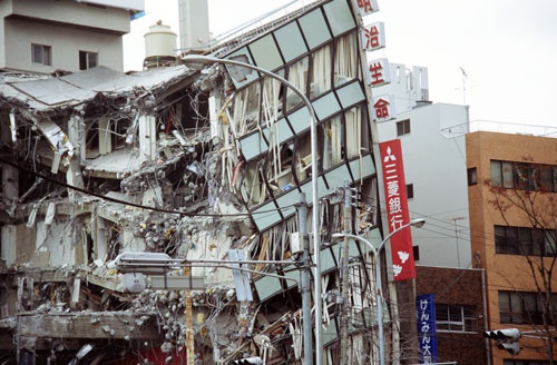 阪神大震災で金融機関も大きな被害を受けた。お金は電気や水と同じライフラインだ（写真：首藤光一/アフロ）