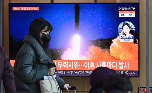 北朝鮮が飛翔体を連射（写真：AFP/アフロ）