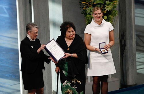 ノーベル平和賞を受賞する、広島被爆者のサーロー節子氏（中央）と、ICANのベアトリス・フィン事務局長（右）（写真：AFP/アフロ）