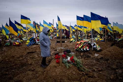 戦争が続く中、死傷者の数がウクライナ軍、ロシア軍ともに増え続けている。正確な数字は分かっていない（写真：AP/アフロ）