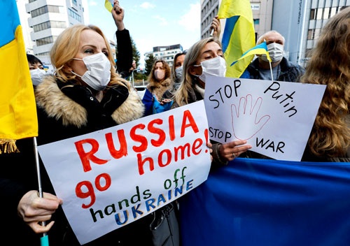 ウクライナ東部で親ロ派勢力が支配する地域の独立をプーチン大統領が承認したことに抗議するウクライナの人々（写真：ロイター/アフロ）