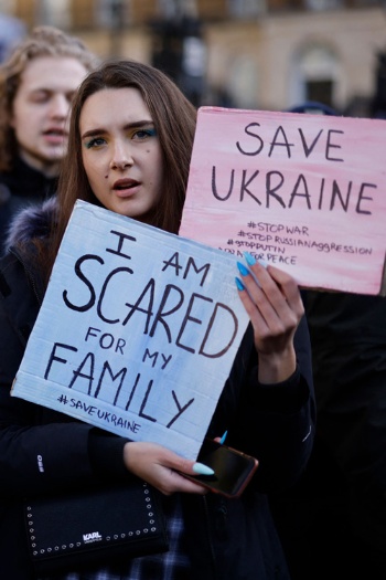 家族の安否を心配しつつ、ウクライナ侵攻に反対する人も（写真：AFP/アフロ）（写真：AFP/アフロ）