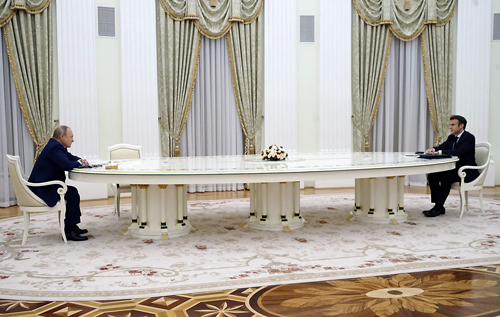 今年２月、マクロン仏大統領（右）との首脳会談に臨んだロシアのプーチン大統領（写真：AFP/アフロ）