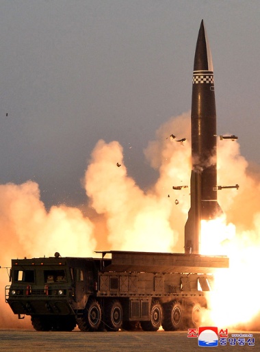 北朝鮮が3月25日、「新型戦術誘導弾」を発射した。北朝鮮版イスカンデル改良版とみられる（写真：KNS/KCNA/AFP/アフロ）