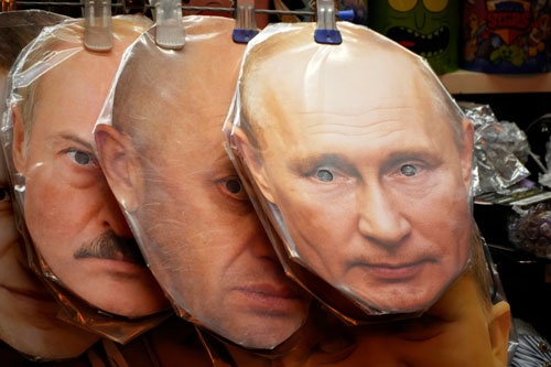 ロシアのみやげ物店で販売されているお面。右がプーチン大統領、左がベラルーシのルカシェンコ大統領（写真：AP／アフロ）