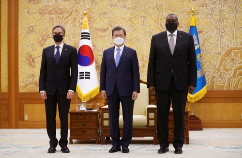 韓国の文在寅大統領（中央）とブリンケン米国務長官（左）、オースティン米国防長官（右）。3者が握手しないのは、コロナ感染対策だけが理由か（写真：代表撮影/ロイター/アフロ）