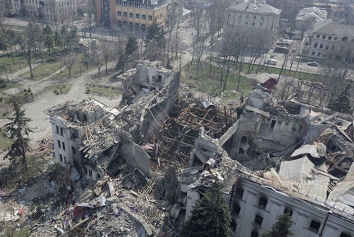 ロシア軍によって破壊されたとされるウクライナ南東部マリウポリの劇場。数百人の住民が避難していた（写真：ロイター／アフロ）