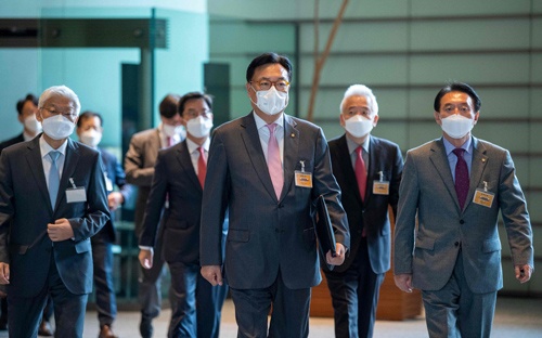 韓国の尹錫悦（ユン・ソンニョル）新大統領は、就任に先立って日本に代表団を派遣。岸田首相と会談した（写真：AFP/アフロ）