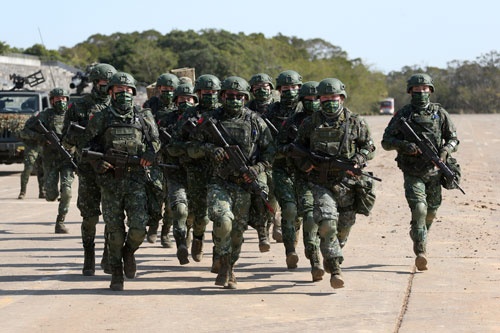 演習に臨む台湾軍。中国の影響が台湾軍の中にまで浸透しているといわれる(写真:AP/アフロ)