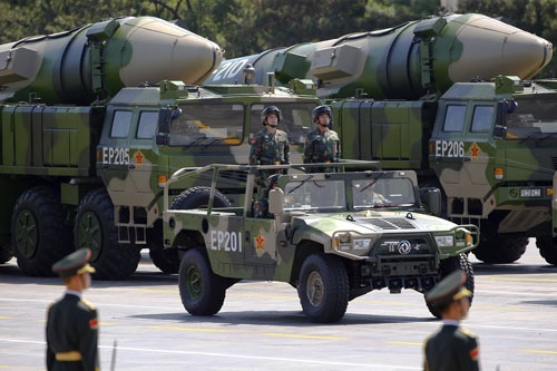 中国が擁する準中距離弾道ミサイル「DF-21D」(写真=ロイター)