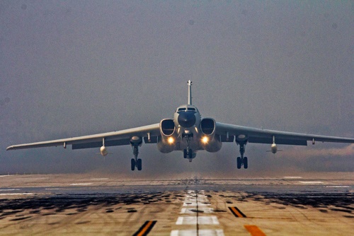 中国の「H-6」爆撃機（写真：新華社/アフロ）