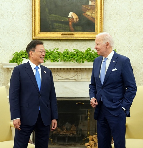 首脳会談に臨む、文在寅・韓国大統領（左）とジョー・バイデン米大統領（写真：YONHAP NEWS/アフロ）