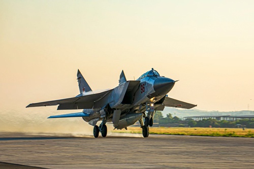 ロシアが極超音速兵器を世界で初めて実戦投入した。「キンジャール」を搭載する戦闘機「Mig-31」（Russian Defense Ministry Press Service/AP/アフロ）