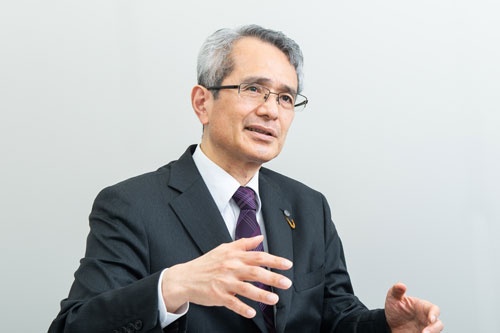 フジテレビジョン上席解説委員。1981年、早稲田大学を卒業し、フジテレビジョンに入社。軍事・安全保障分野の取材に長く携わる。ミサイルに関する高い知見を有する。著書に『極超音速ミサイル入門』『極超音速ミサイルが揺さぶる「恐怖の均衡」』など(写真:菊池くらげ)