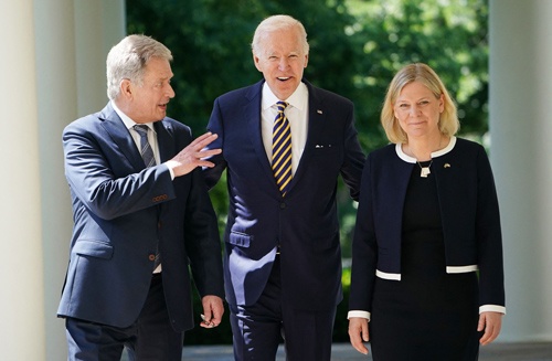 バイデン米大統領（中央）とフィンランドのニーニスト大統領（左）、スウェーデンのアンデション首相。米国は、北欧2国のNATO加盟を全面的にサポートする意向を示した（写真：AFP/アフロ）