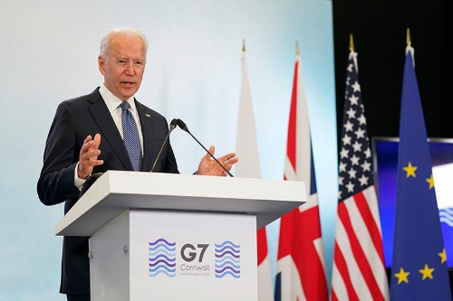 G7首脳会議での記者会見に登場したジョー・バイデン米大統領(写真:AP/アフロ)