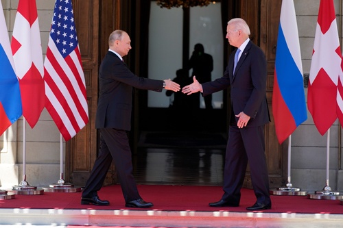 ロシアのプーチン大統領（左）と米国のバイデン大統領（右）。その歩み寄りの限界がみえた写真：AP/アフロ