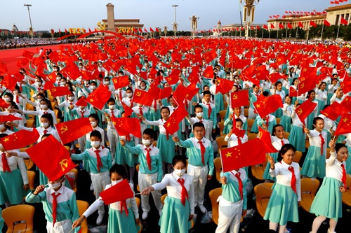天安門広場にはことのほか多くの若者が集まった。それには中国共産党のある狙いがあった(写真:ロイター/アフロ)